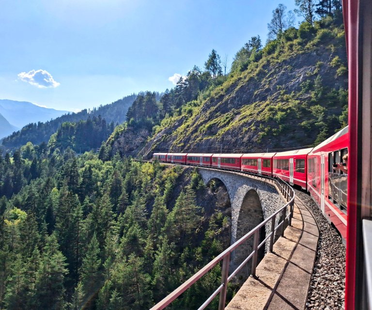 Deine Reise beginnt auf der Schiene.